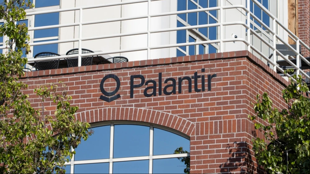 Инсайдерские продажи акций Palantir ранее становились основанием для понижения рейтинга / Фото: shutterstock/Tada Images
