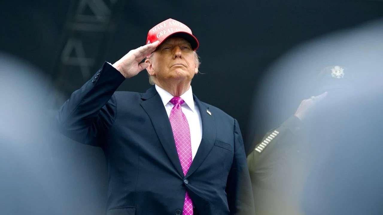 Дональд Трамп сначала предложил ввести пошлины на товары из ЕС в размере 50%, а затем предоставил паузу до 9 июля / Фото: X/The White House