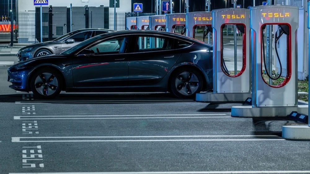 Продажи Tesla в Евросоюзе упали в апреле на 50% по сравнению с прошлым годом / Фото: kukurund / Shutterstock.com