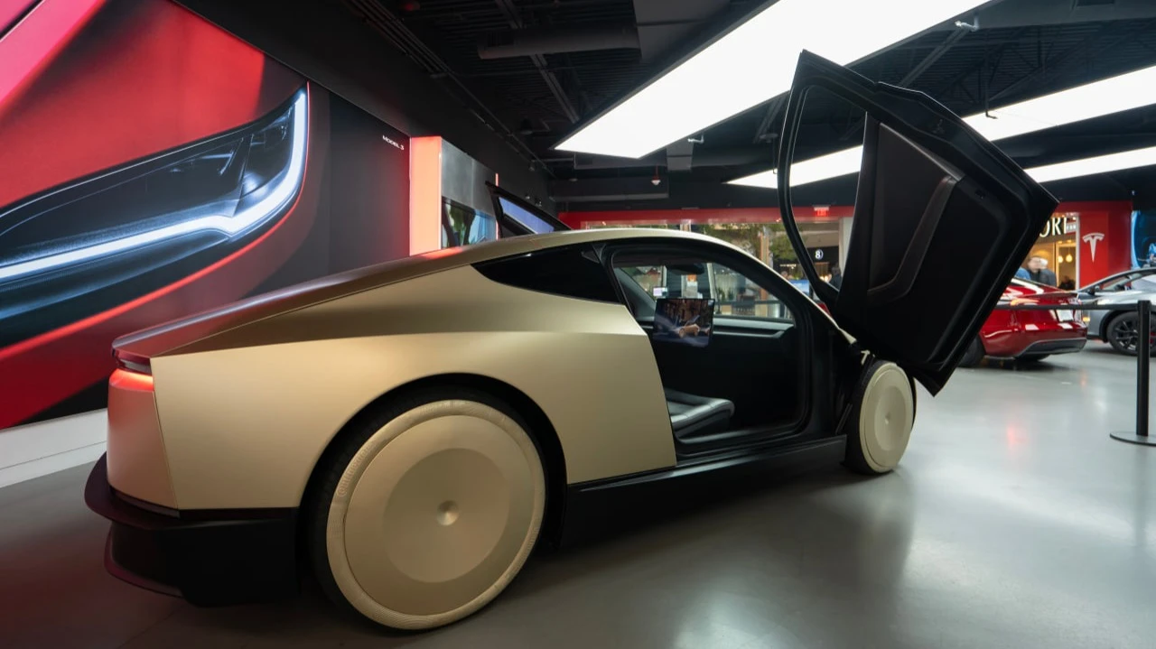 Сервис роботакси на базе автомобиля Cybercab должен стать ключевым направлением бизнеса Tesla / Фото: Tada Images / Shutterstock.com