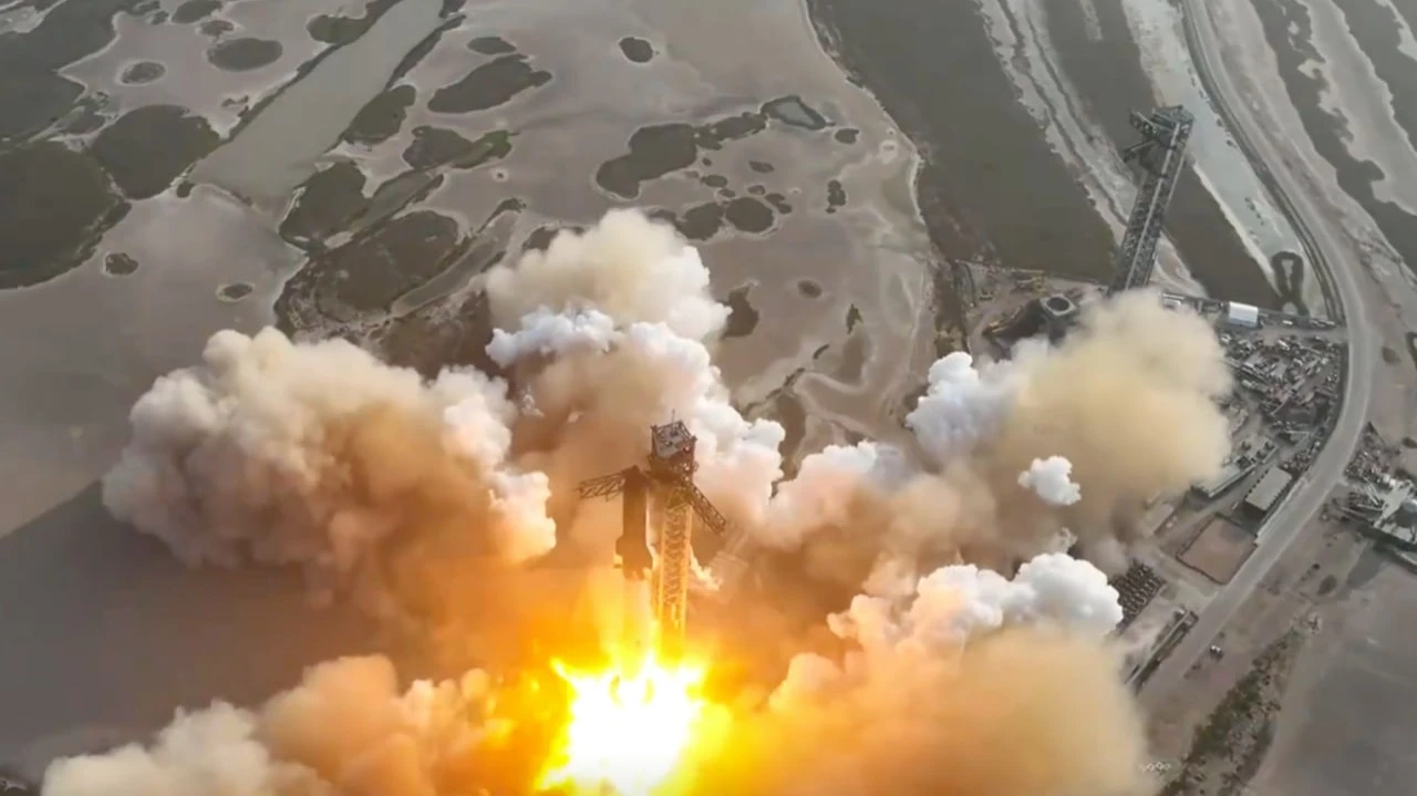 Третий с начала года тестовый запуск Starship, самого мощного корабля SpaceX Илона Маска, закончился неудачей. На фото — момент запуска. Фото: скриншот трансляции запуска SpaceX