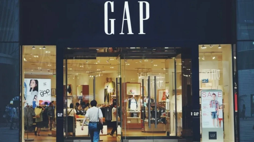 Акции Gap упали на 15% из-за рисков издержек, связанных с пошлинами / Фото: Unsplash/lan deng
