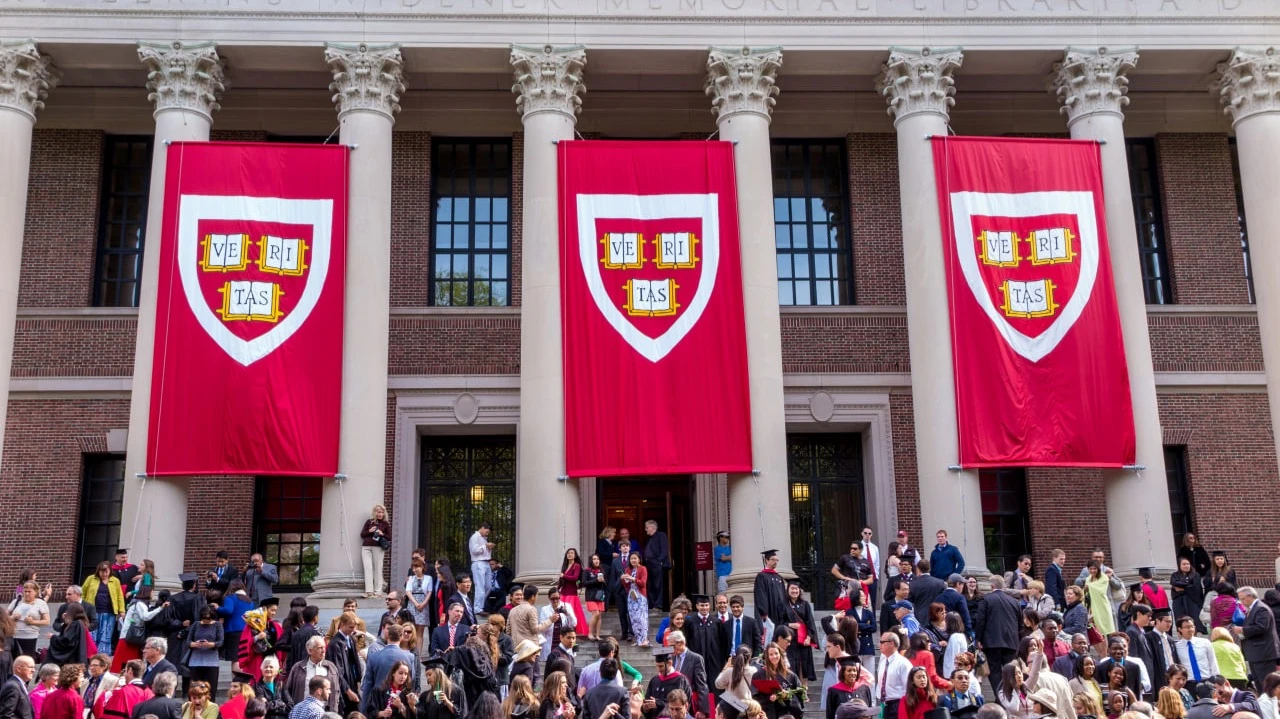 Дональд Трамп еще во время второй предвыборной кампании начал критиковать американские вузы. Сейчас же главной мишенью его атак стал Гарвард. Фото: f11photo / Shutterstock.com