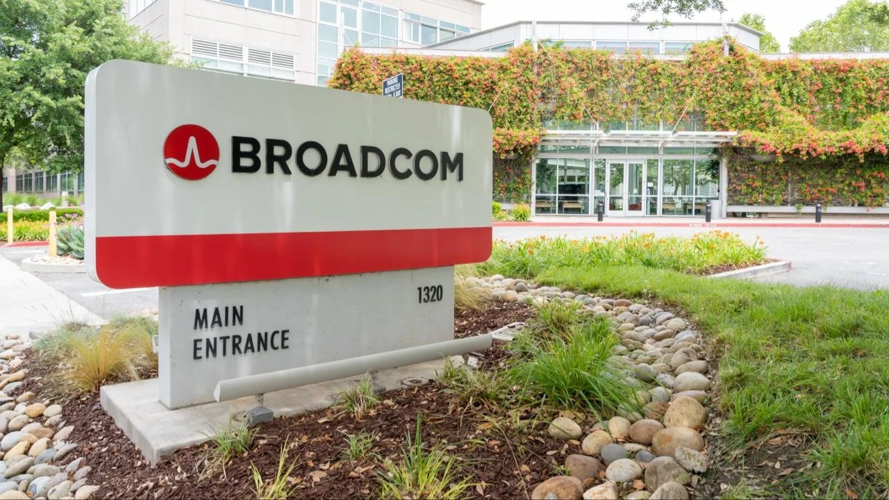 Рынок ждет отчета Broadcom, особенно после сильных результатов Nvidia / Фото: HVEPhoto / Shutterstock.com