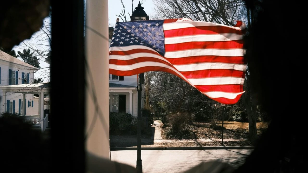 Крупные институциональные инвесторы начинают сокращать вложения в США, пишет FT / Фото: Unsplash/Greg Schmigel