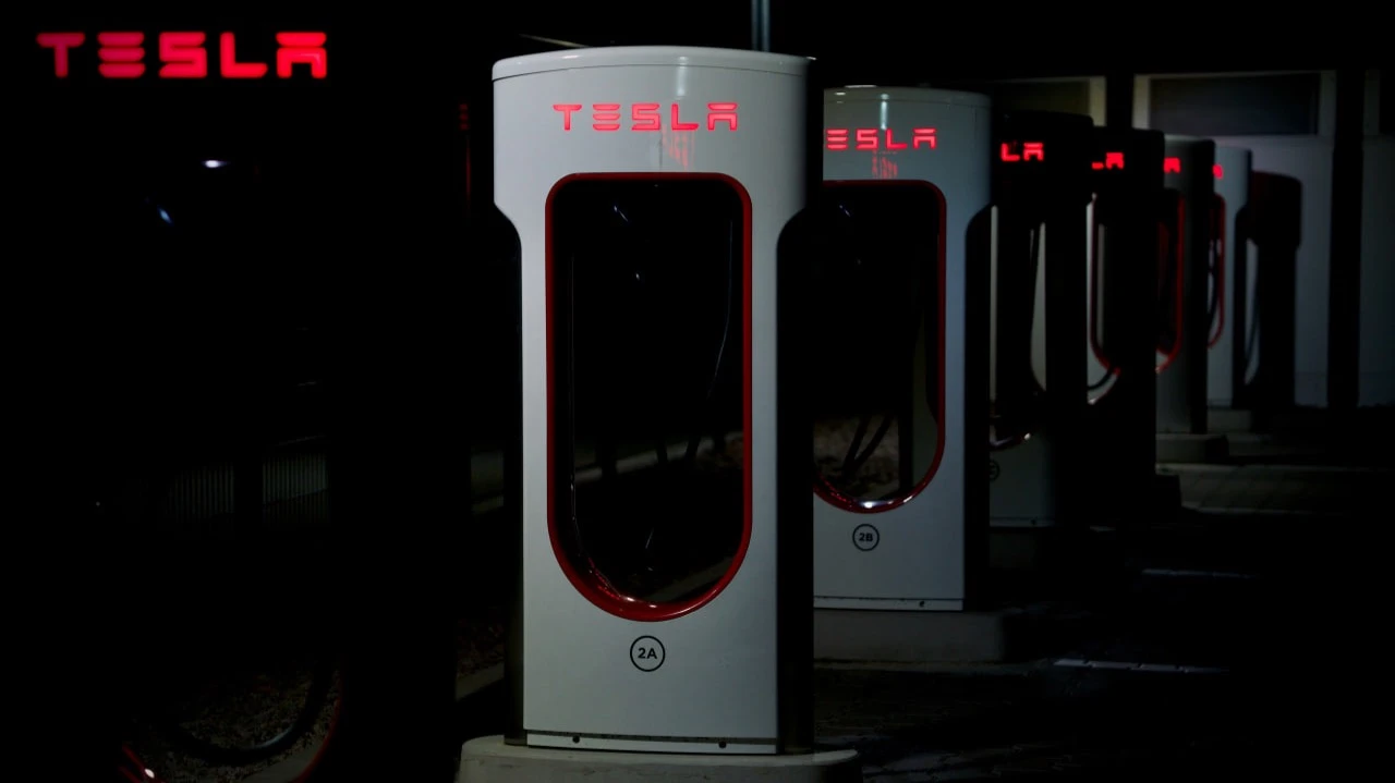 Электромобили приносят большую часть выручки Tesla, но в ее рыночной капитализации на них приходится менее четверти. Фото: Prometheus / Unsplash