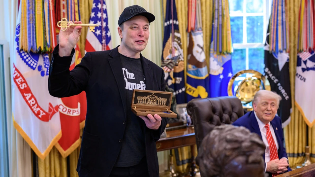 В конце мая Дональд Трамп подарил Илону Маску, который покидал пост главы Департамента эффективности гоcуправления, ключ от Белого дома. Спустя несколько дней между ними вспыхнул публичный конфликт. Фото: x/The White House