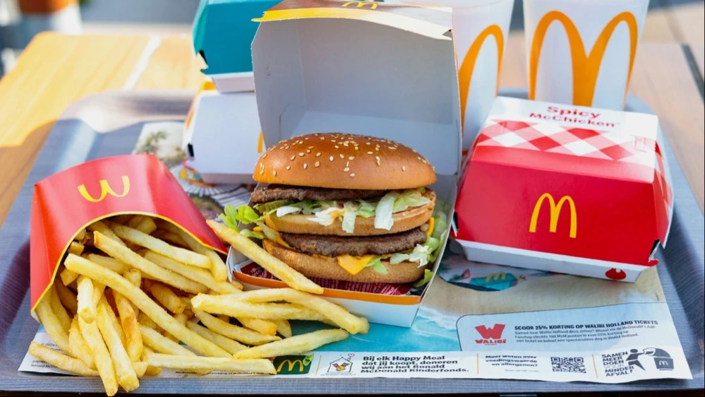 Redburn понизила оценку McDonald’s впервые с 2023 года / Фото: shutterstock/SrideeStudio