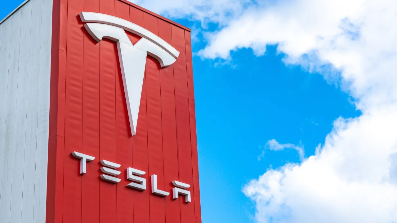 JPMorgan советует продать Tesla и сделать ставку на традиционный автосектор / Фото: Milos Ruzicka / Shutterstock.com
