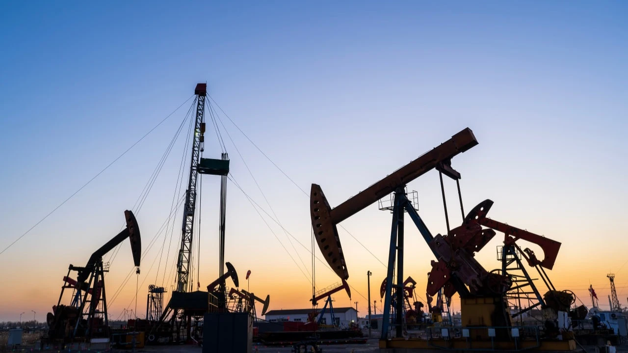 Цены на нефть взлетели после атаки Израиля по Ирану / Фото: zhengzaishuru / Shutterstock.com