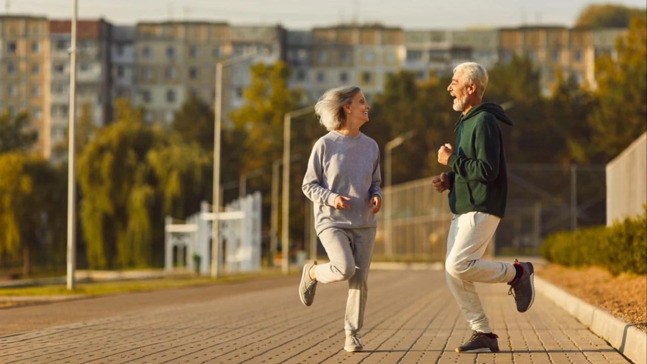 Увеличение продолжительности жизни может серьезно повлиять на индустрию управления активами и капиталом. Фото: Studio Romantic / Shutterstock.com