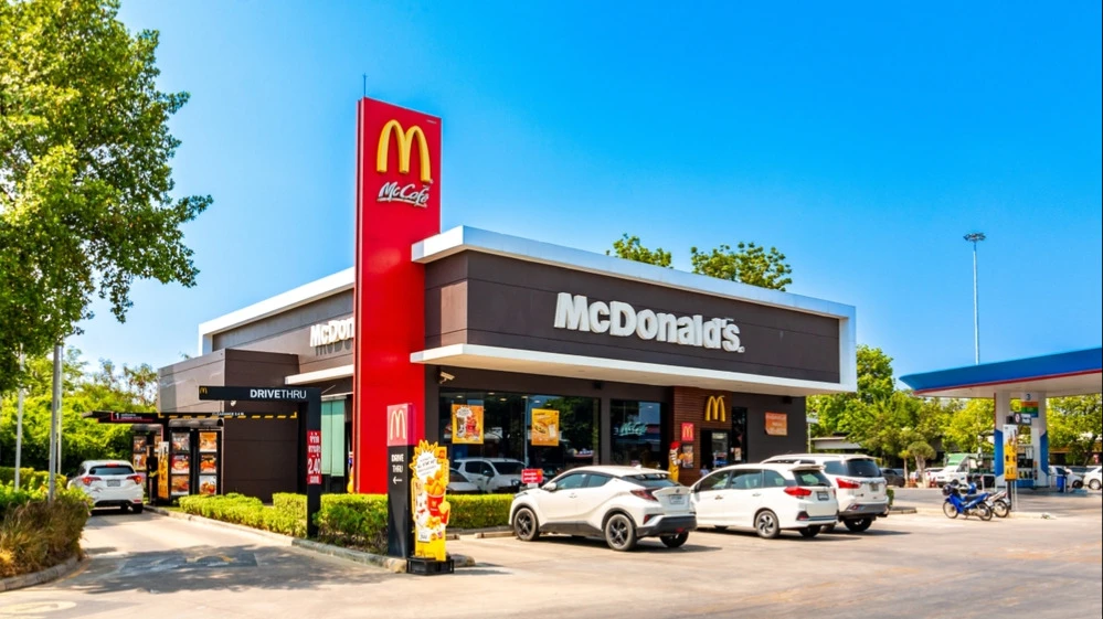Трафик в ресторанах McDonald’s, скорее всего, останется слабым, считает аналитик Argus Research / Фото: shutterstock/Sombat Muycheen