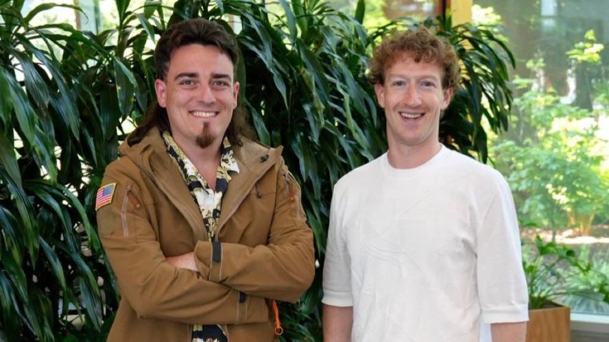Cооснователь Anduril Палмер Лаки ранее работал в Facebook, его оттуда уволили. Теперь он опубликовал фото с главой Meta (экс-Facebook) Марком Цукербергом и написал: «Пришло время закончить драку». / Фото: X / Palmer Luckey