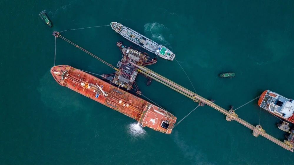 Top story for the morning: oil rises in price due to increased risks, gold moves to a record high