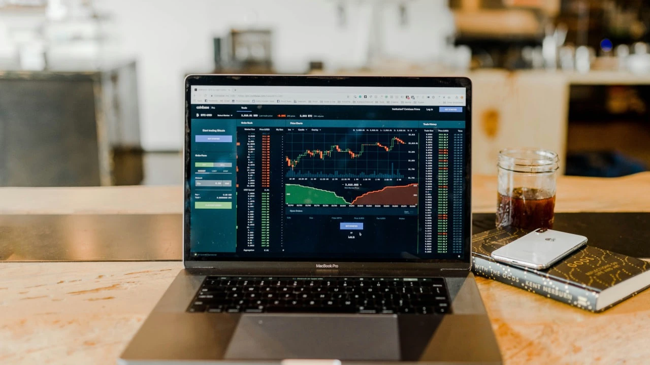 Человеку, который только приступает к созданию своего первого портфеля на $ 5 тыс. и хочет инвестировать на срок от года, не подойдут простые вложения в акции. / Фото: Austin Distel / Unsplash