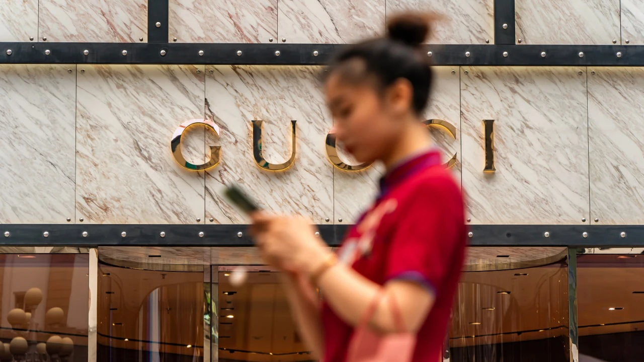 Акции владельца Gucci растут после сообщений о смене главы / Фото: Vincent_Nguyen / Shutterstock.com