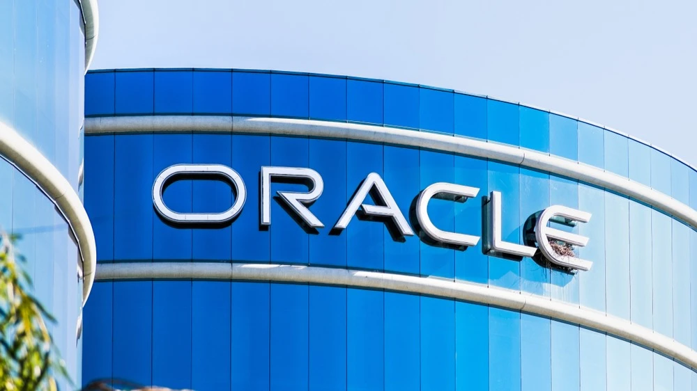 С начала 2025 года рыночная стоимость Oracle выросла на 26%, в то время как S&P 500 прибавил порядка 2,5% / Фото: Sundry Photography / Shutterstock.com