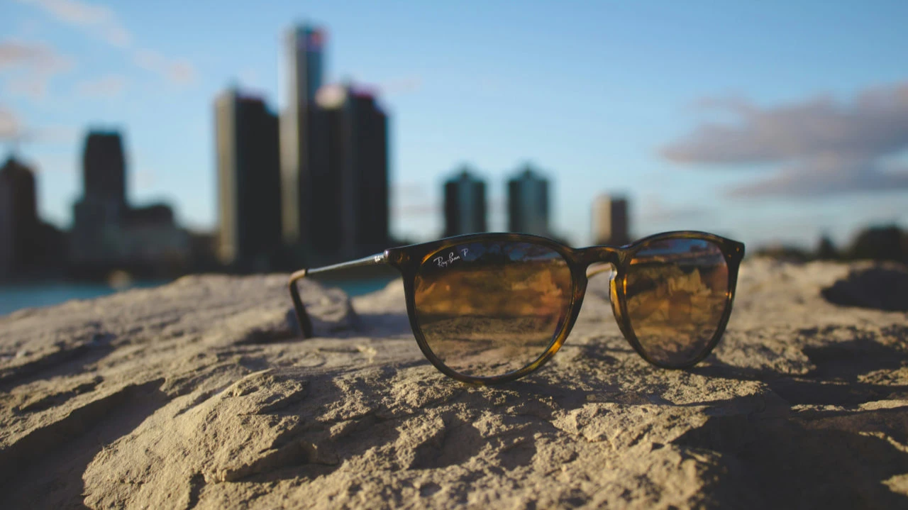 Участие Prada знаменует первый шаг Meta по выходу с носимыми устройствами в сегмент модной индустрии / Фото: Unsplash/Nadine E