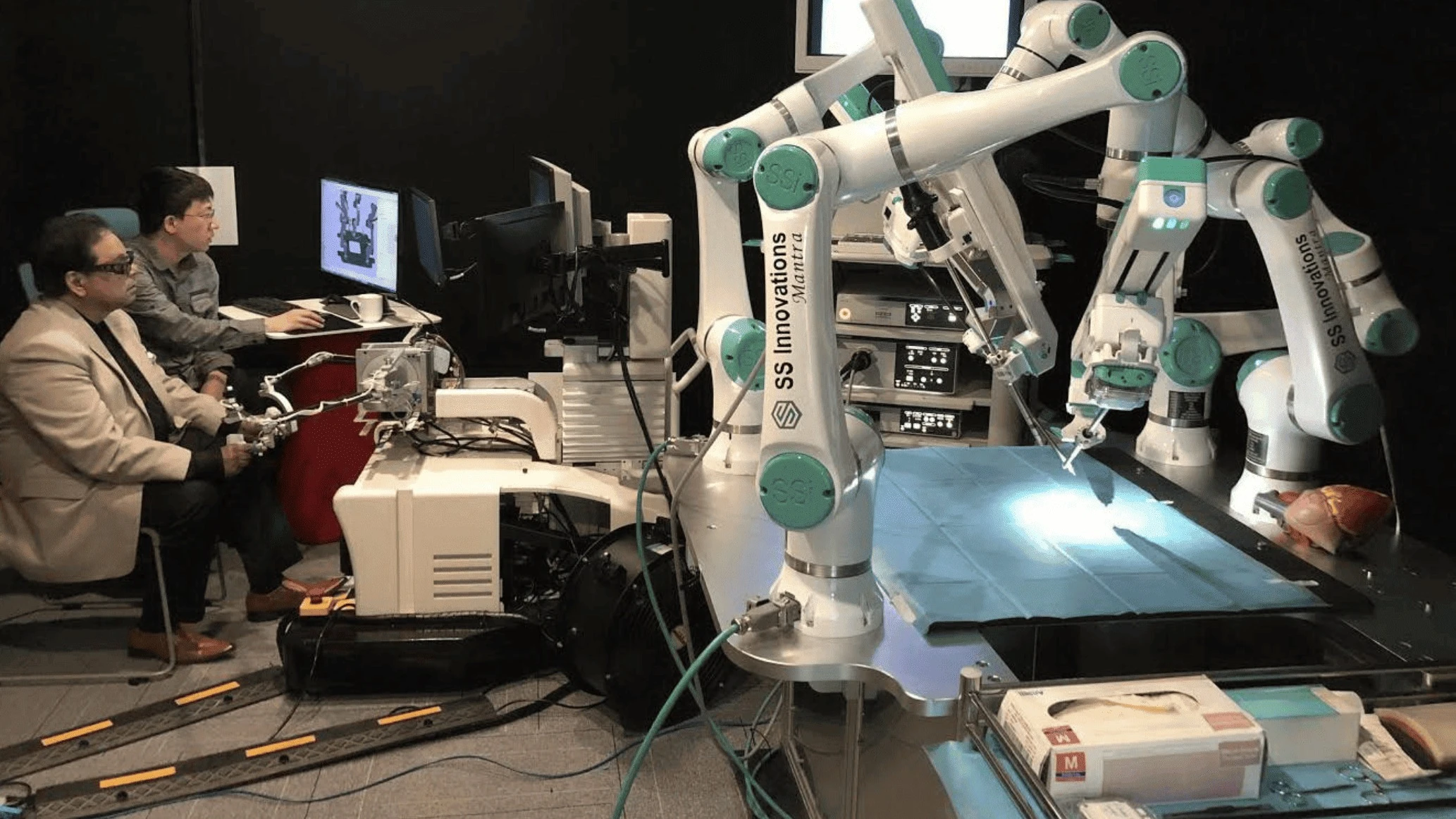 С помощью роботов SSi Mantra было проведено 4000 операций, часть из которых — дистанционно, когда врач находится за сотни километров от пациента  / Фото: X/SS Innovations