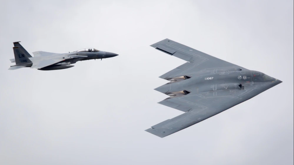 Американские бомбардировщики B-2 сбросили шесть противобункерных бомб на подземный ядерный объект в Иране / Фото: shutterstock/AMMHPhotography