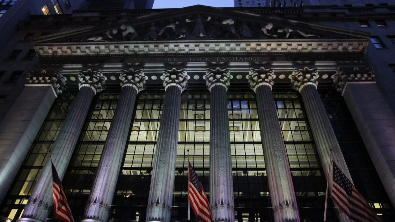 Фьючерсы на ведущие фондовые индексы США упали в начале торгов вечером в воскресенье после атаки Пентагона по иранским ядерным объектам / Фото: meagankirk / Shutterstock.com