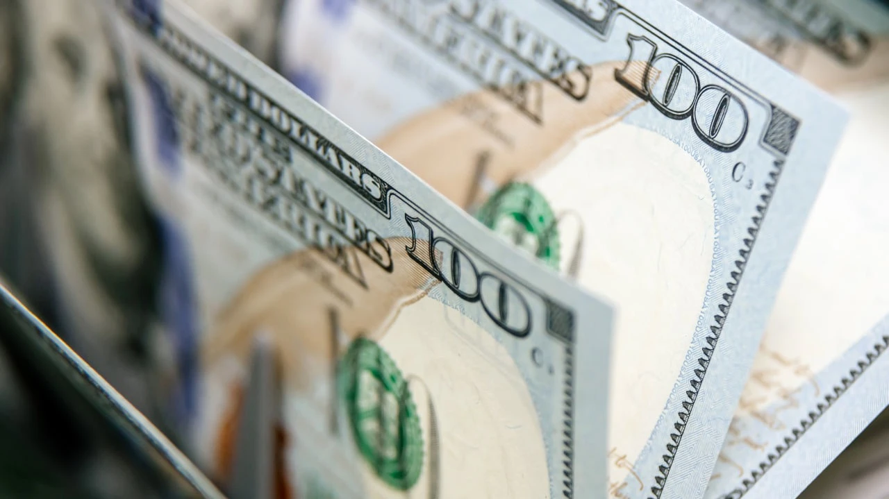 Доллар США резко укрепился в начале торгов 23 июня / Фото: wedmoments.stock / Shutterstock.com