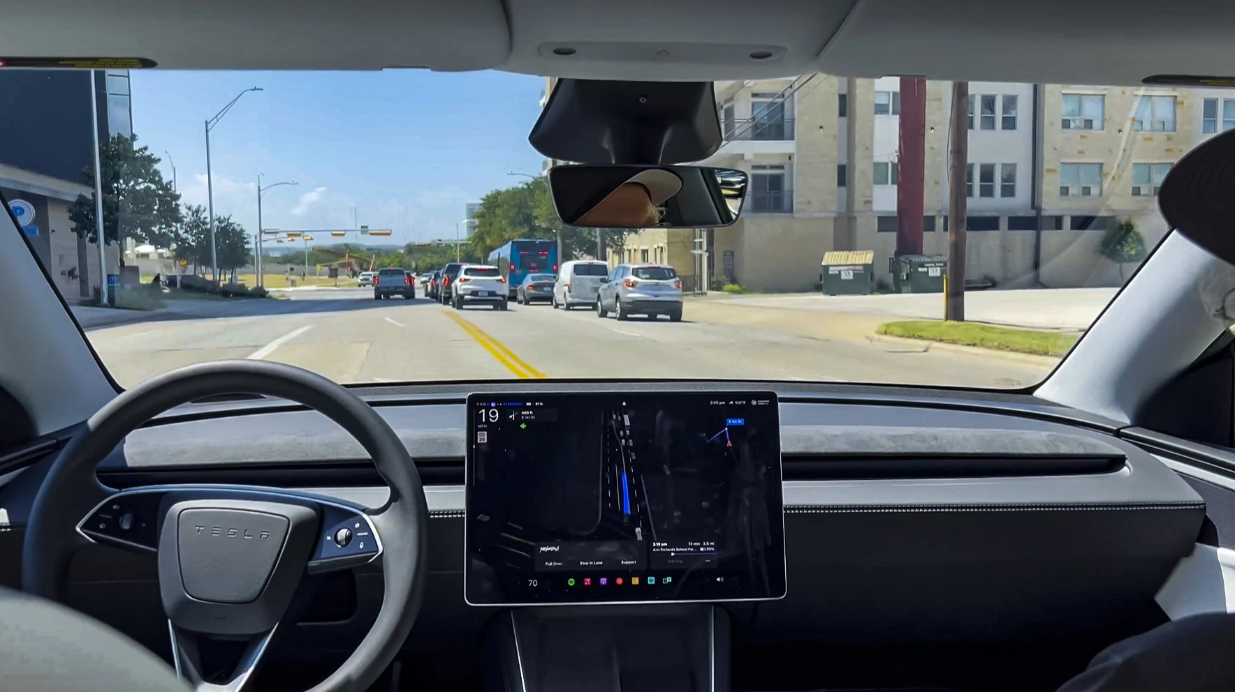 Роботакси Tesla допустило ошибку на перекрестке: заехало на встречную полосу и затем пересекло двойную сплошную / Фото: X/стоп-кадр с видео Rob Maurer