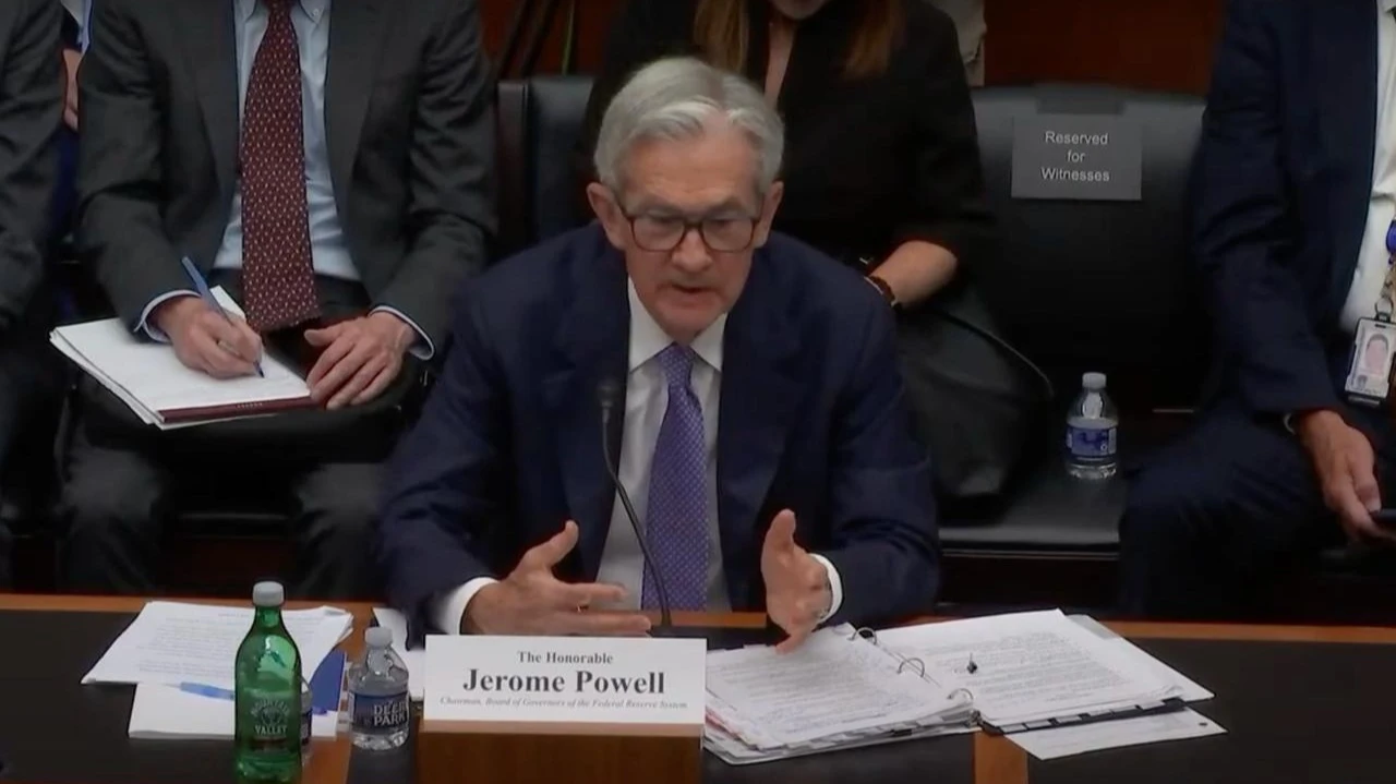 ФРС допускает, что эффект от повышения пошлин на цены может оказаться слабее ожидаемого, но заранее это предсказать невозможно / Фото: YouTube/GOPFinancialServices