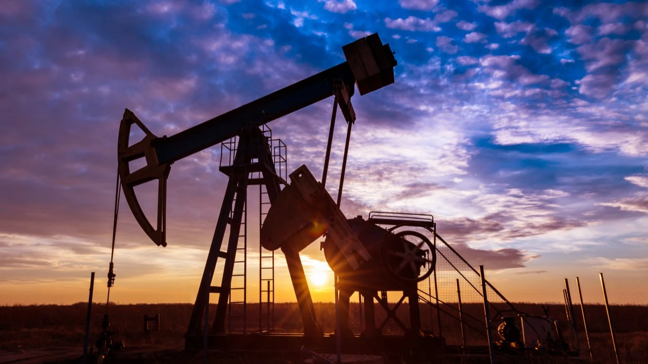 Нефть марки Brent может обвалиться ниже $50 за баррель, если ОПЕК сместит фокус с поддержания цен на захват рынка, считает UBS / Фото: Calin Tatu / Shutterstock.com