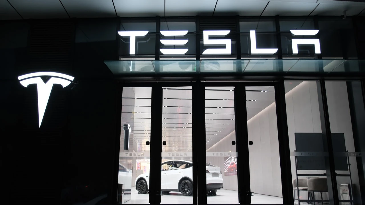 Стоимость Tesla может вырасти на 45% благодаря преимуществу в роботакси, считает Benchmark / Фото: Robert Way / Shutterstock.com