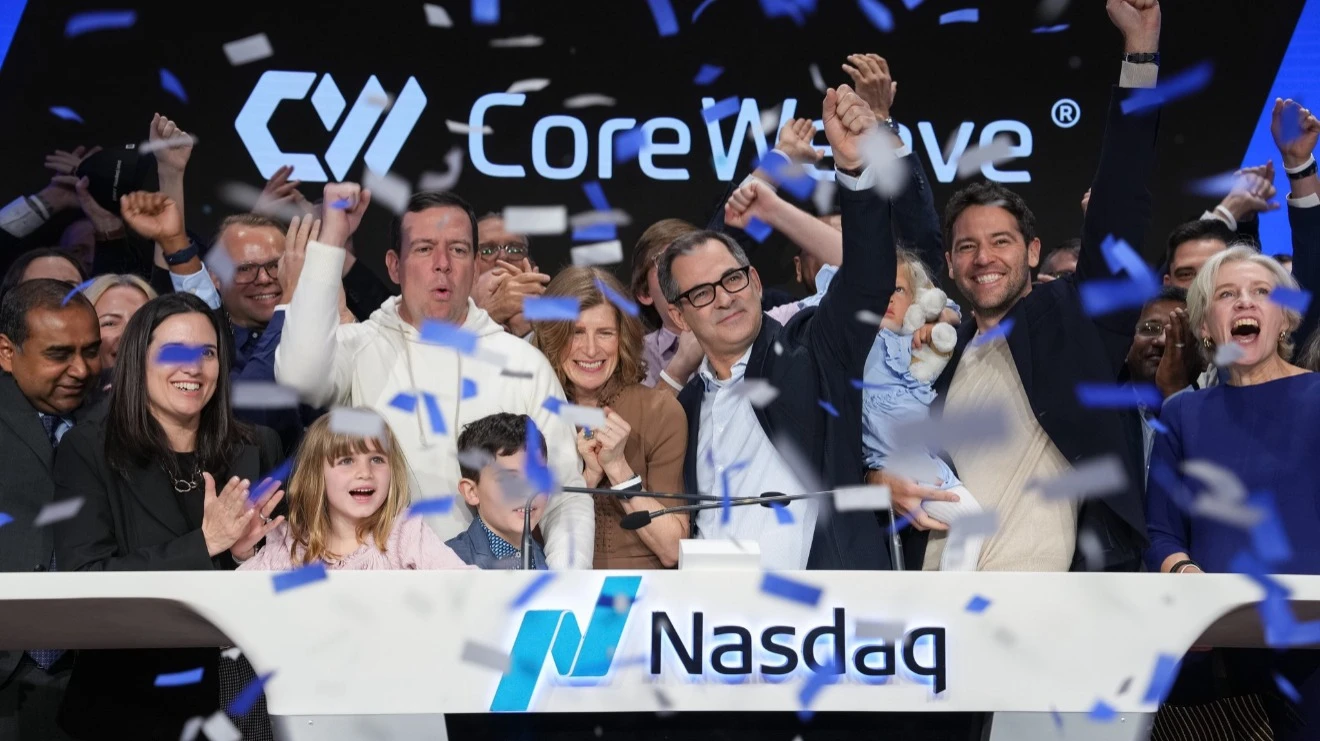 Майкл Интратор (в центре в темном пиджаке) привел CoreWeave в топ-30 лучших акций Nasdaq среди новых эмитентов / Фото: X/Nasdaq