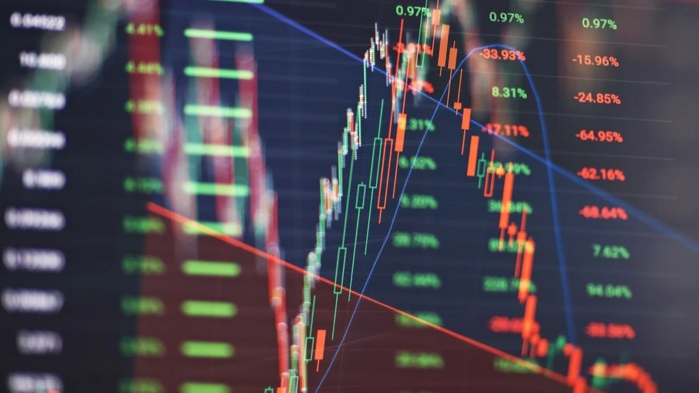 Розничные трейдеры продолжают вкладываться в рисковые активы, несмотря на рекомендации пока их избегать / Фото: Zakharchuk/Shutterstock.com