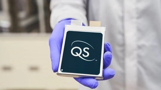 QuantumScape разрабатывает технологию, которая должна сделать аккумуляторы для электробилей дешевле / Фото: X/QuantumScapeCo