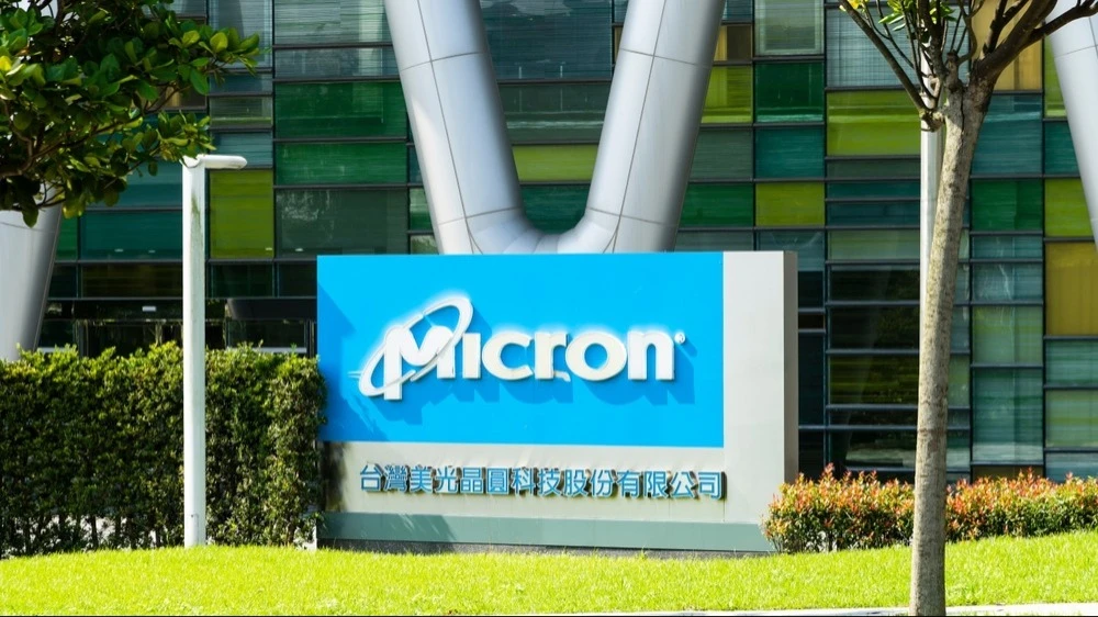 Швейцарский банк UBS ставит на Micron как косвенного бенефициара растущей потребности в чипах памяти для обучения нейросетей / Фото: Jack Hong/Shutterstock.com