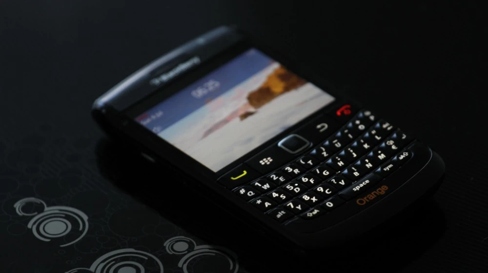 Пост пользователя TikTok Виктории Заннино с призывом вернуть на рынок телефоны BlackBerry собрал 549 тыс. лайков и более 6,2 млн просмотров. / Фото: Shutterstock.com