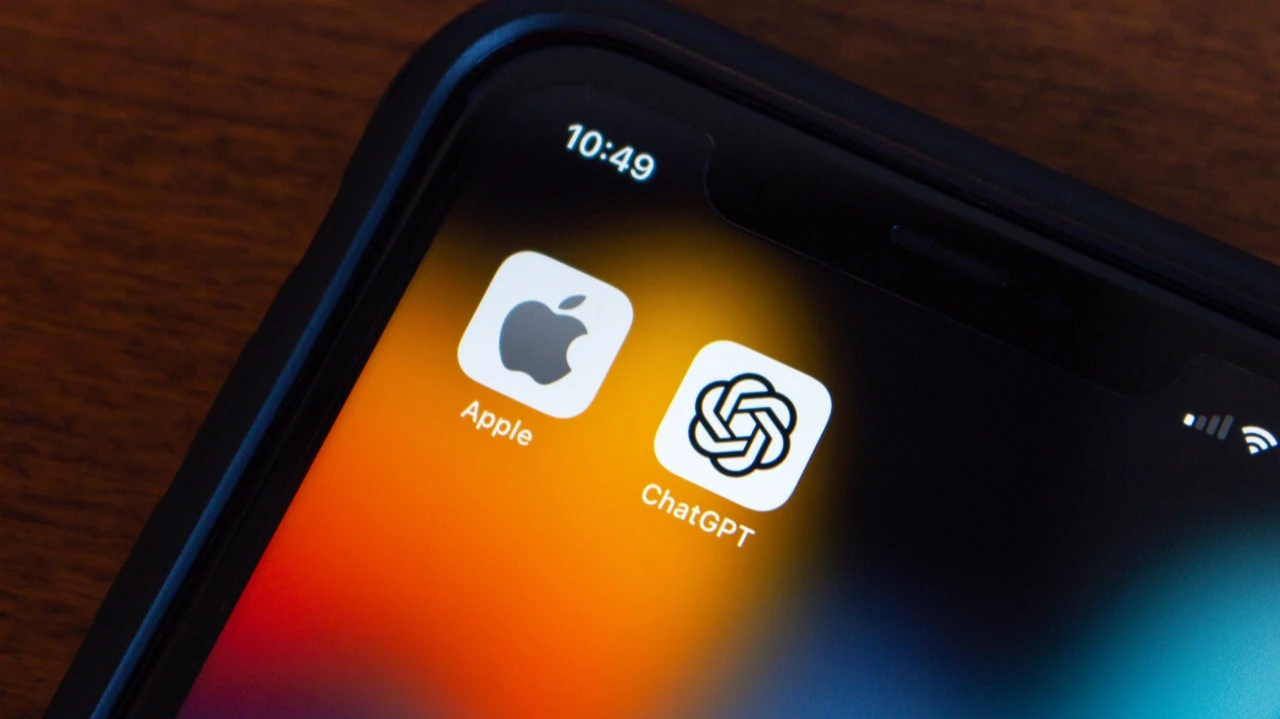 Apple ведет переговоры с разработчиком ChatGPT о возможном использовании его ИИ-модели в Siri / Фото: Koshiro K / Shutterstock.com