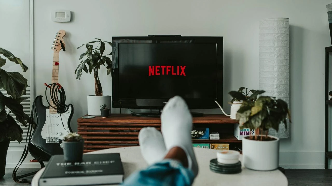 Выручка Netflix в 2025 году увеличится на 14% против роста на 16% в 2024-м, согласно прогнозу Bloomberg / Фото: Unsplash/Mollie Sivaram