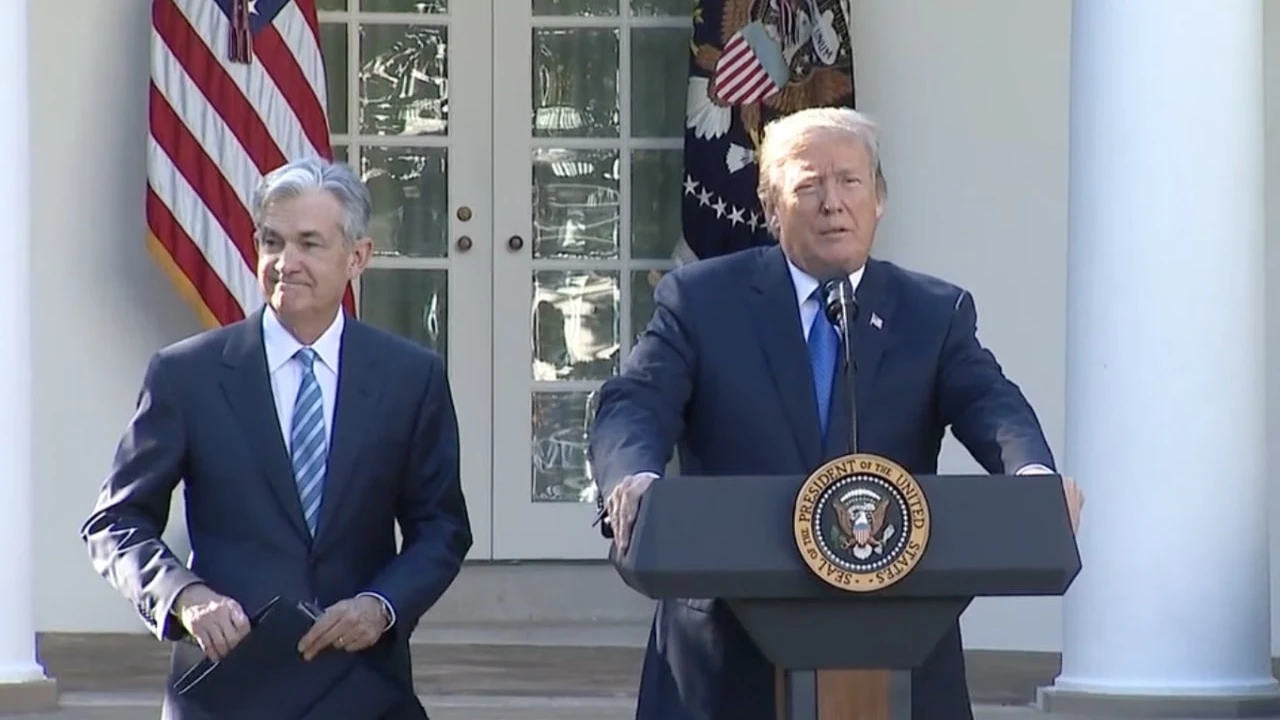 Полномочия Джерома Пауэлла на посту председателя ФРС истекают в мае 2026 года, но президент США Дональд Трамп уже сейчас ищет ему замену. Фото: Trump White House Archived / YouTube