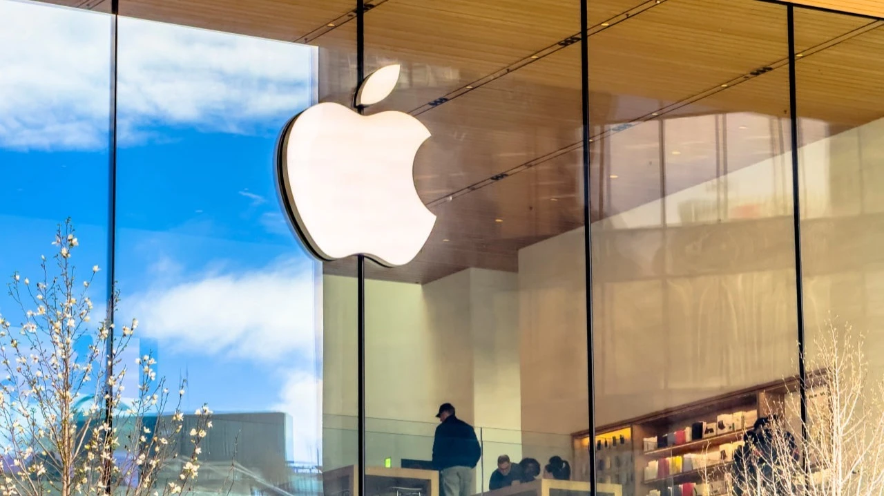 Акции Apple потеряли 17% стоимости с начала года / Фото: oasisamuel / Shutterstock.com