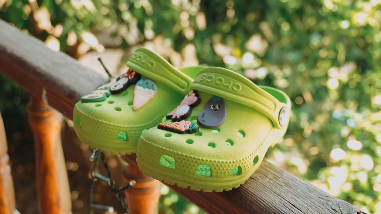 Аналитик Goldman Sachs считает, что котировки Crocs в ближайшие 12 месяцев упадут на 18%, а BofA, наоборот, ждет роста на 26% / Фото: Unsplash/Esref Yasa