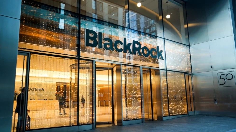 Биткоин-ETF от Blackrock демонстрирует приток капитала уже 17 из последних 18 месяцев / Фото: rblfmr/Shutterstock.com