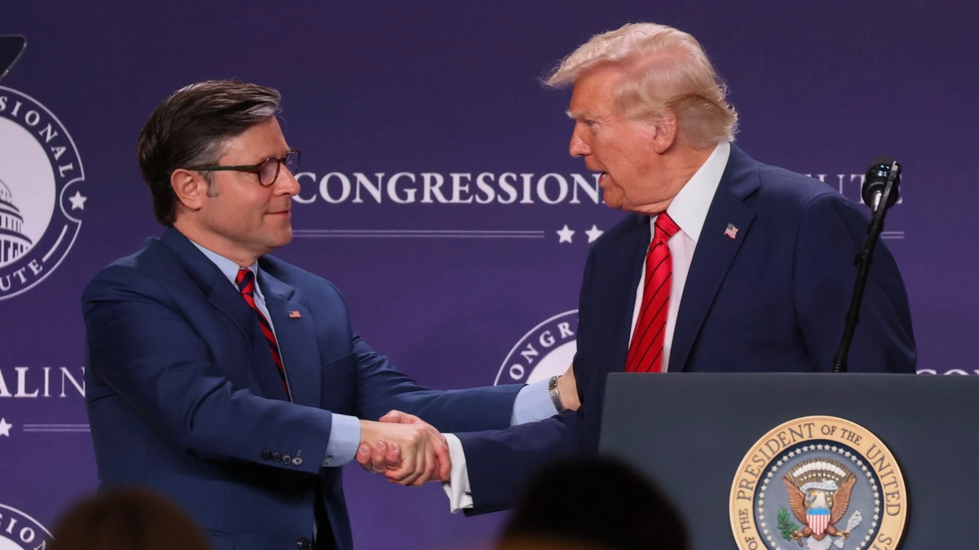 Спикер Палаты представителей США Майк Джонсон (слева) и президент Дональд Трамп (справа) / Фото: X/Speaker Mike Johnson