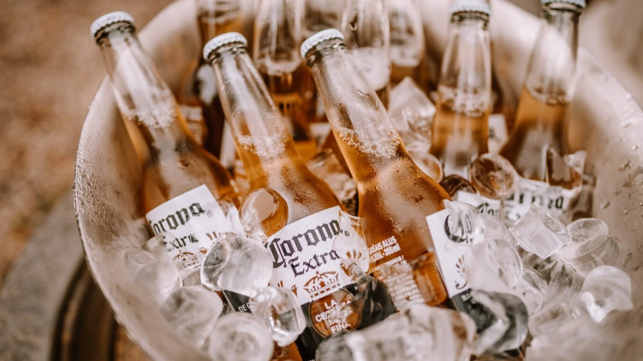 Jefferies ждет роста акций владельца Corona на 19% / Фото: shulers / Shutterstock.com