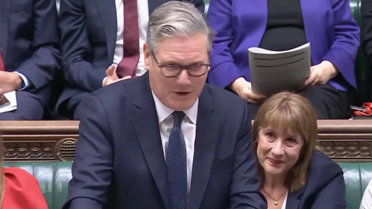 Эмоциональная реакция канцлера казначейства Великобритании Рэйчел Ривз на дебатах в Палате общин привела к обвалу рынка / Фото: скриншот трансляции дебатов PoliticsJOE / YouTube.com