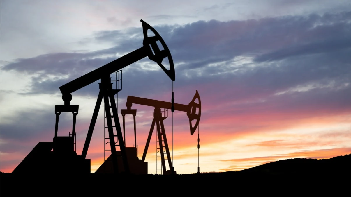 Возвращение на рынок ранее ограниченных объемов нефтедобычи усиливает давление на цены / Фото: Hamara / Shutterstok.com