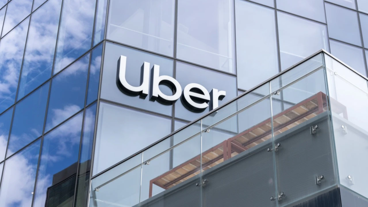 Uber бьет рекорды, но аналитики видят риски со стороны Waymo и Tesla / Фото: JHVEPhoto / Shutterstock.com