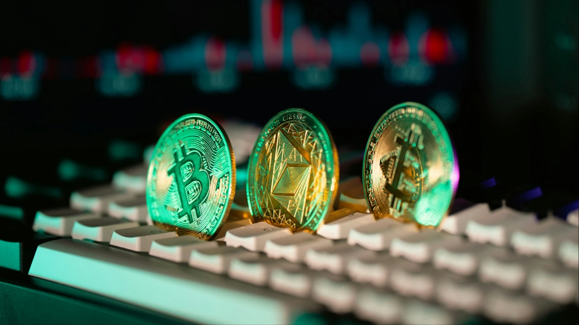 Курс биткоина впервые поднялся выше $112 тыс. / Фото: Unsplash/Jakub Żerdzicki