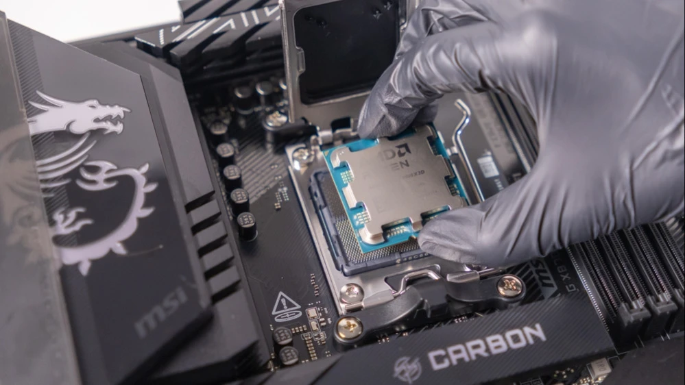 Рост выручки от ИИ-чипов в 2026 году приведет к переоценке акций AMD, считает HSBC / Фото: shutterstock/aileenchik