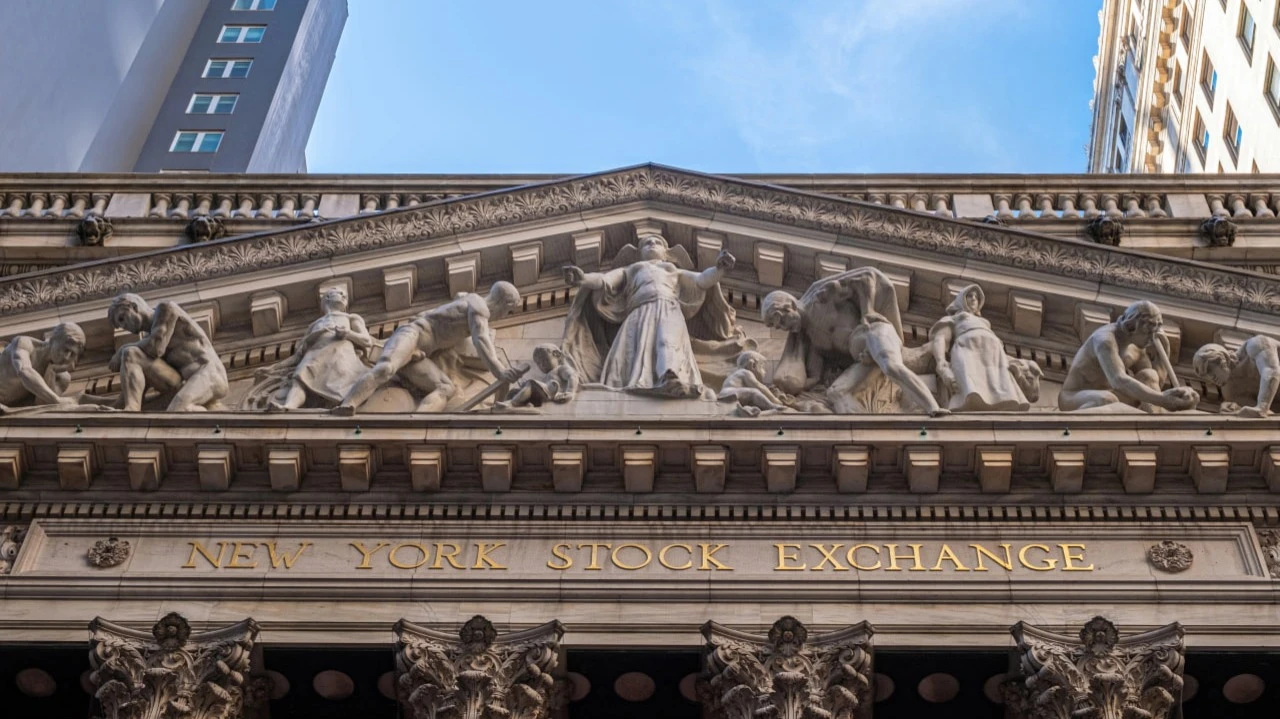 Фьючерсы на ведущие американские индексы подешевели на 0,6% после новых тарифных угроз Трампа / Фото: D K Grove / Shutterstock.com