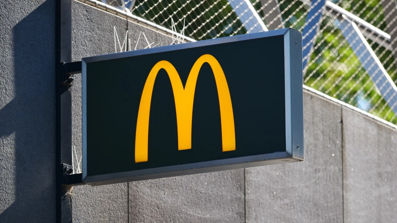 Аналитик повысил рейтинг акций McDonald’s до «покупать» / Фото: ChrisStock82 / Shutterstock.com